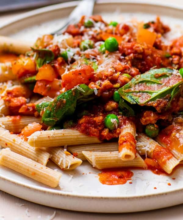 Kyllingpasta med fullkornspenne, spinat og revet Grande Premium