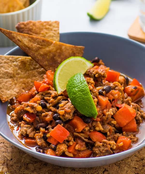 Chili con carne med sprøstekte fullkornstortillaer