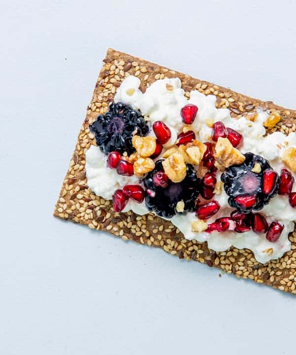 Knekkebrød med cottage cheese, bjørnebær og valnøtter
