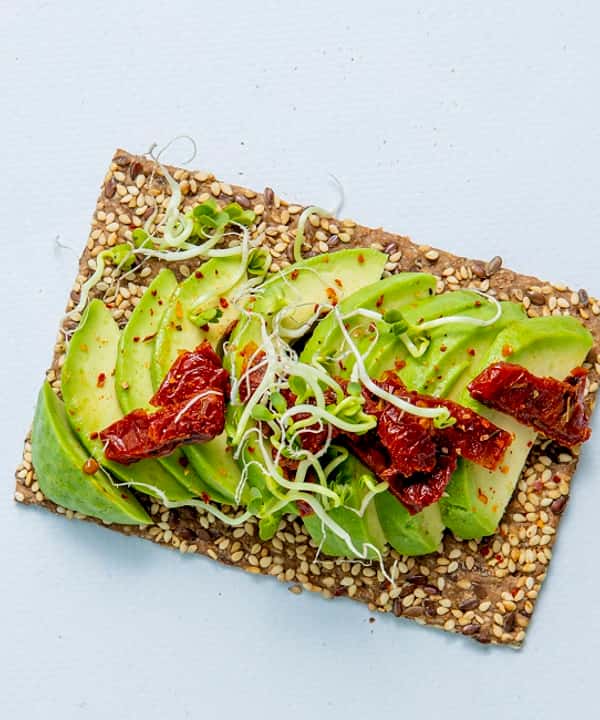 Knekkebrød med avokado og soltørket tomat