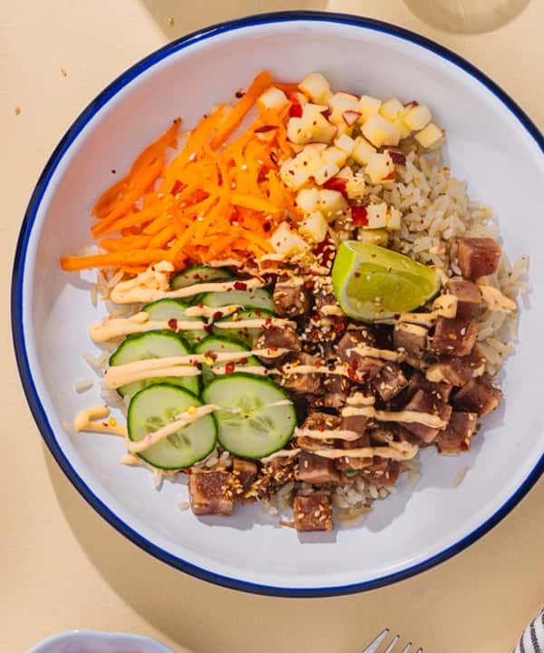 Ricebowl med soyamarinert tunfisk, friske grønnsaker og chilimajones