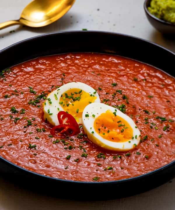Hjemmelaget tomatsuppe med egg og gratinerte bagetter med skjørost
