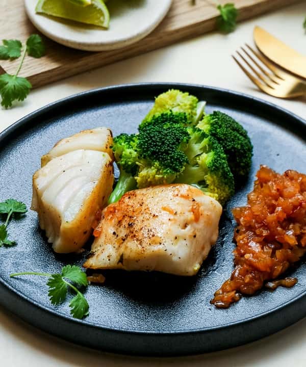 Pannestekt torskefilet med knuste poteter og soya- og ingefærsjy