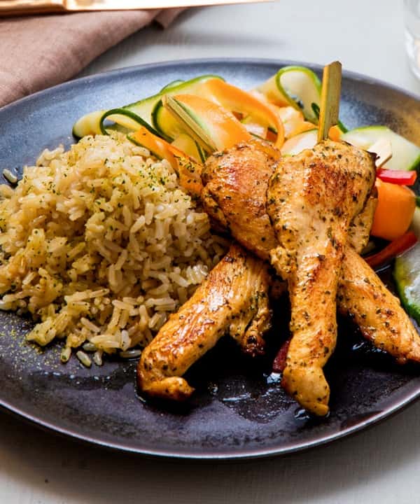 Kyllingspyd med krydret ris og agurk- og mangochutneysalat
