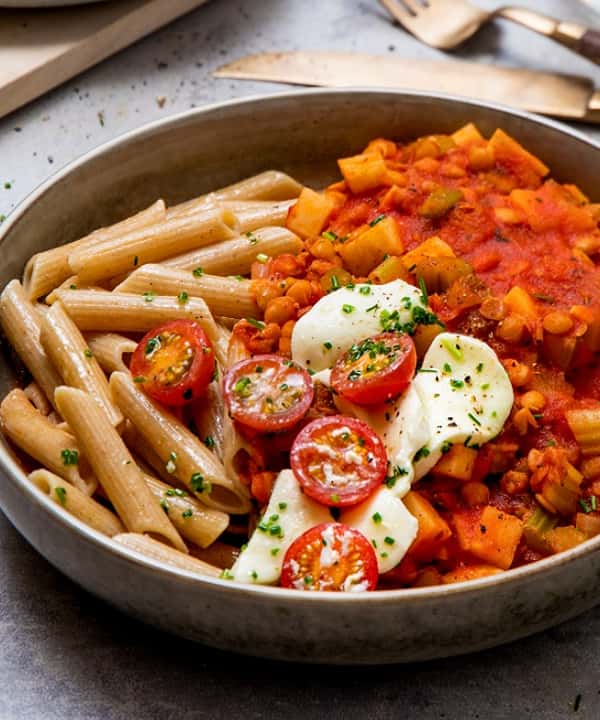 Vegetarbolognese med linser og mozzarellasalat