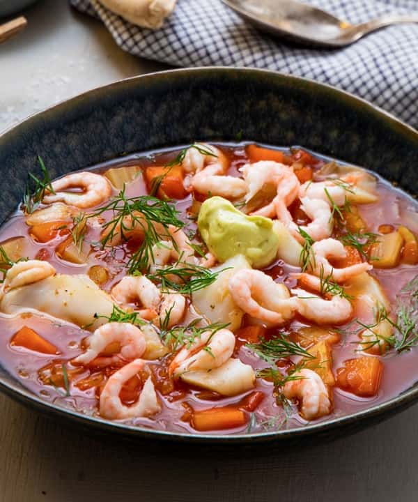 Fransk tomatisert fiskesuppe med sei, reker, grove pitabrød og aioli