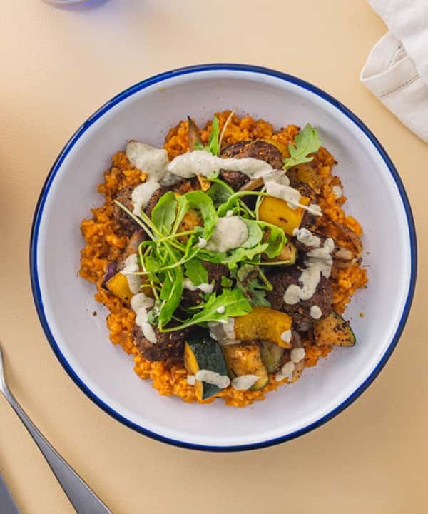 Kjøttboller med tomatbulgur, stekte grønnsaker og krydderyoghurt