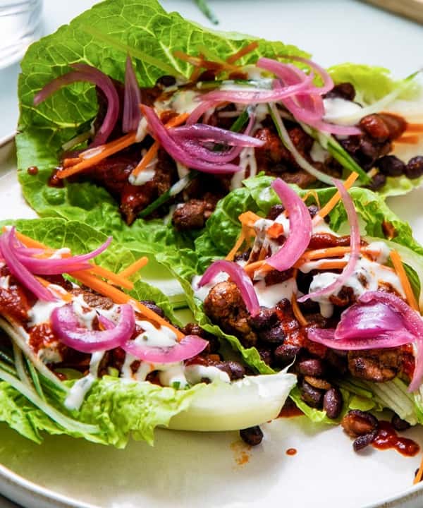 Storfestrimler i hjertesalat med meksikansk tomatsaus, syltet rødløk og lett urtedressing