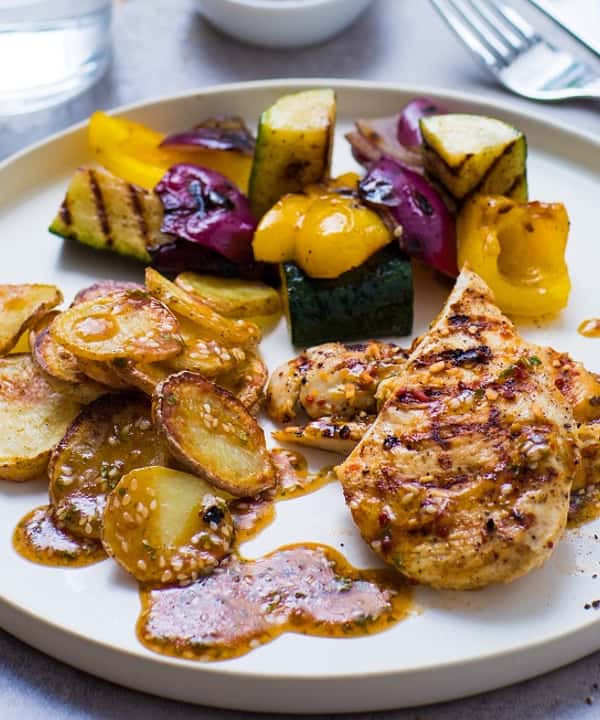 Grillet kyllingbryst, bakte poteter og sesam- og teriyakidressing