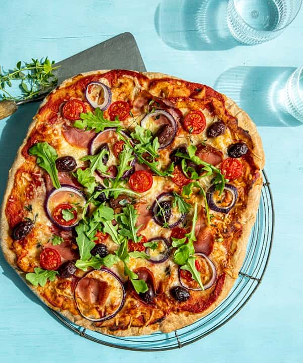 Fullkornspizza med spekeskinke, cherrytomater og oliven