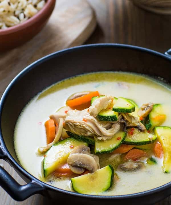 Tom kha gai suppe med kokosmelk, kylling og villrismiks