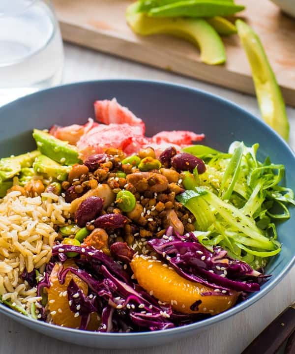 Pokebowl med krydderstekt bønnemiks, ponzusaus og kålsalat med appelsin