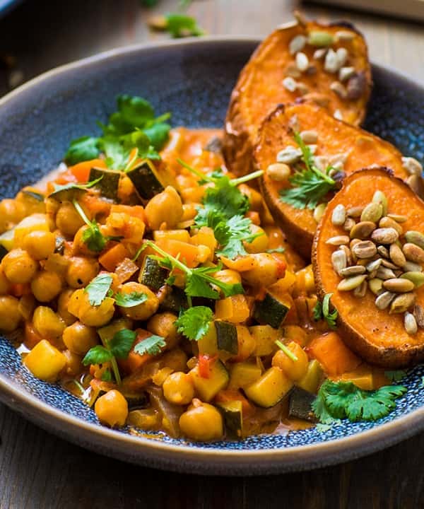 Spicy vegetarcurry med ovnsbakt søtpotet, ristede kjerner og yoghurt
