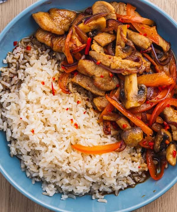 Wok med svinefilet, grønnsaker, fullkornsris og soya- og ingefærsaus
