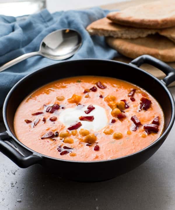 Spicy søtpotetsuppe med kikertsalat og fullkornspita