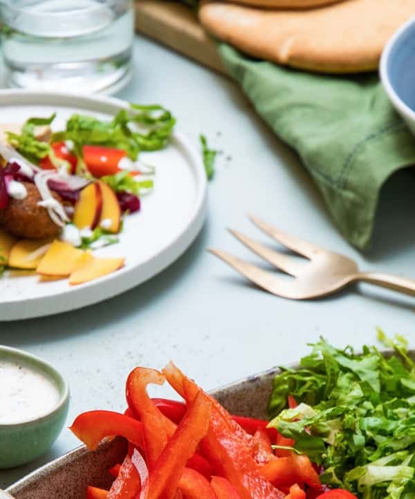 Falafeler i fullkornspita med plommesalat, rødbeter og lett urtedressing