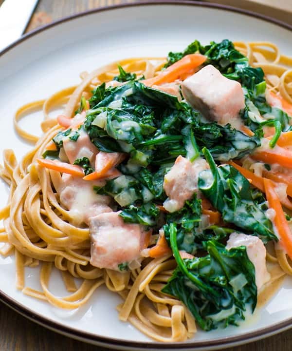 Pasta linguini med pepperlaks, hjemmelaget pastasaus og ruccola-og tomatsalat