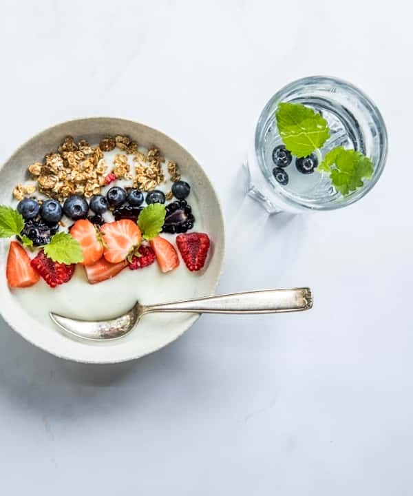 Kickstart Mellommåltid - Yoghurt med granola og bær