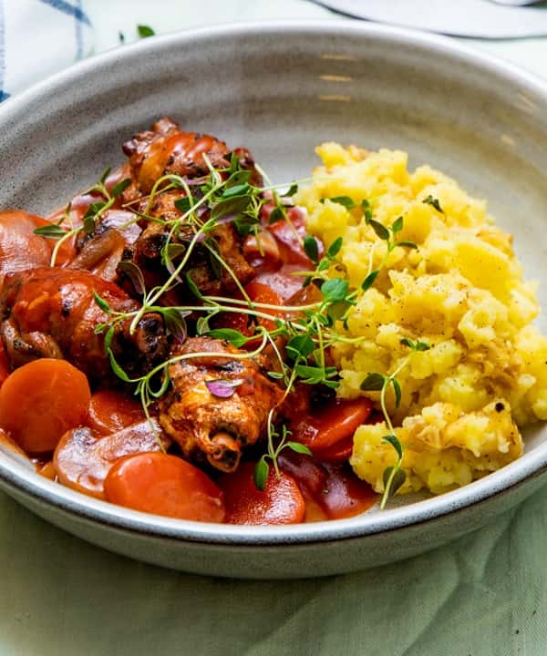 Coq au vin med utbenet kyllinglår og knuste urtepoteter