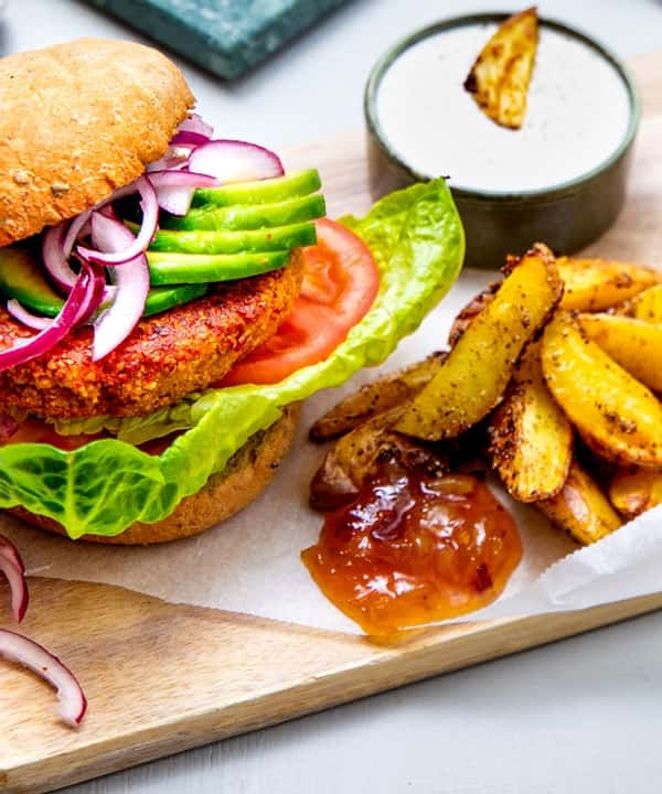 Vegetarburger med lettsyltet rødløk, avokado og urtedressing