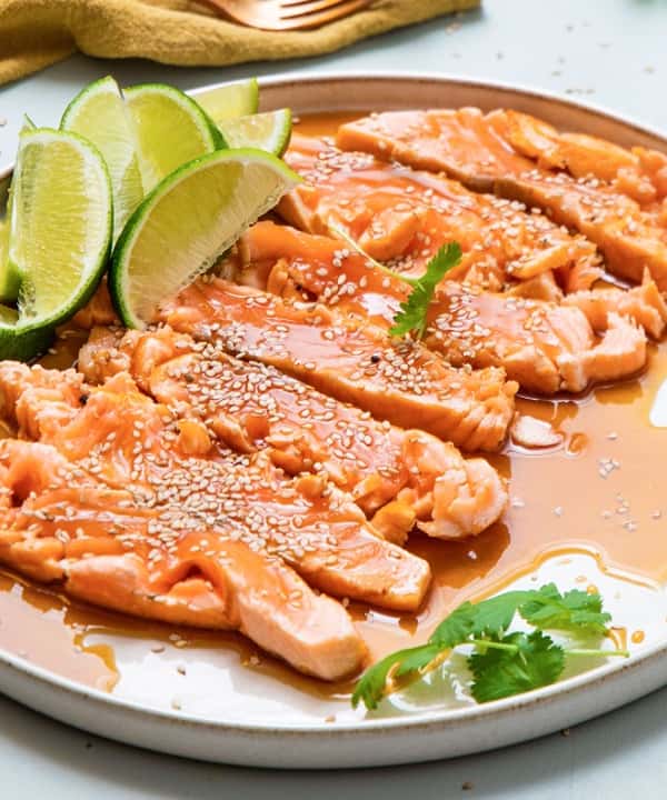 Ørret tataki med fullkornsris, vårløk og curry- og mangodressing