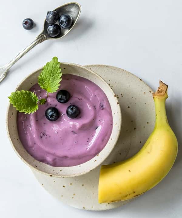 Kickstart Mellommåltid - Blåbæryoghurt, banan og bær
