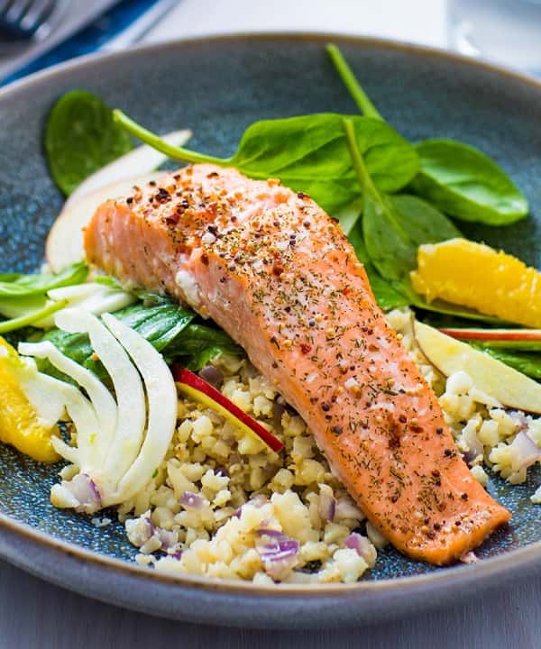 Krydderbakt laks med fresh fenikkelsalat og ristet blomkålris