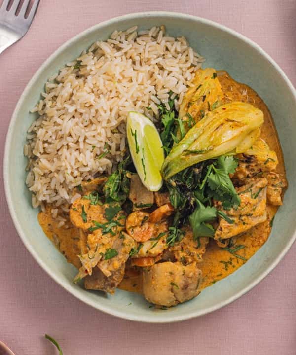 Rød curry med seifilet, fullkornsris, pak choy og koriander