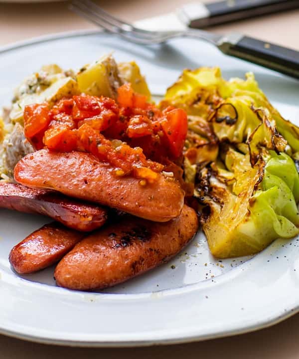 Magre pølser med pannestekt sommerkål, lettkremet potetsalat og tomatsalsa