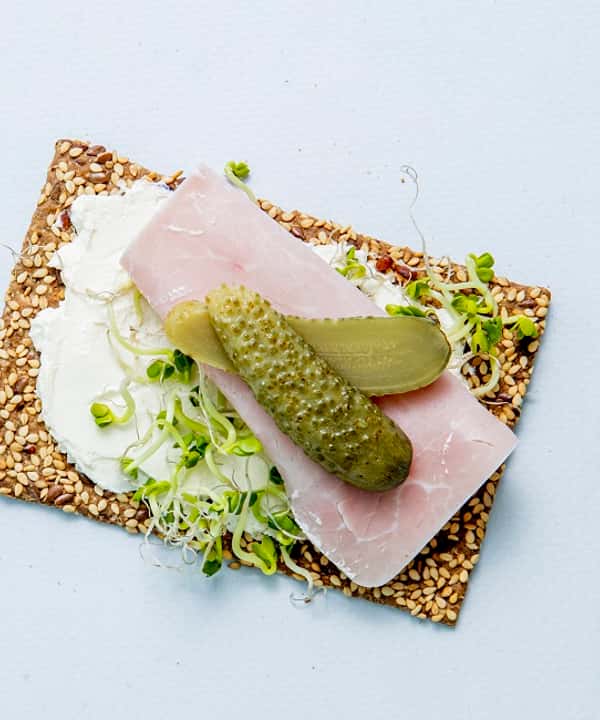 Knekkebrød med snøfrisk og skinke
