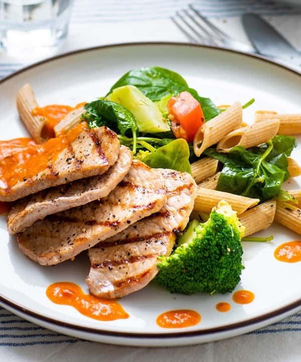 Grillet svinebiff med pastasalat og krydret paprikasaus