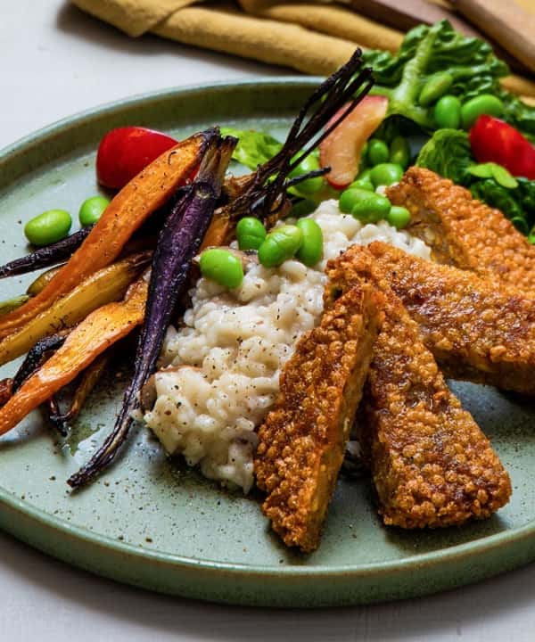 Vegetarschnitzel med sopprisotto, honningbakte gulrøtter og plommesalat