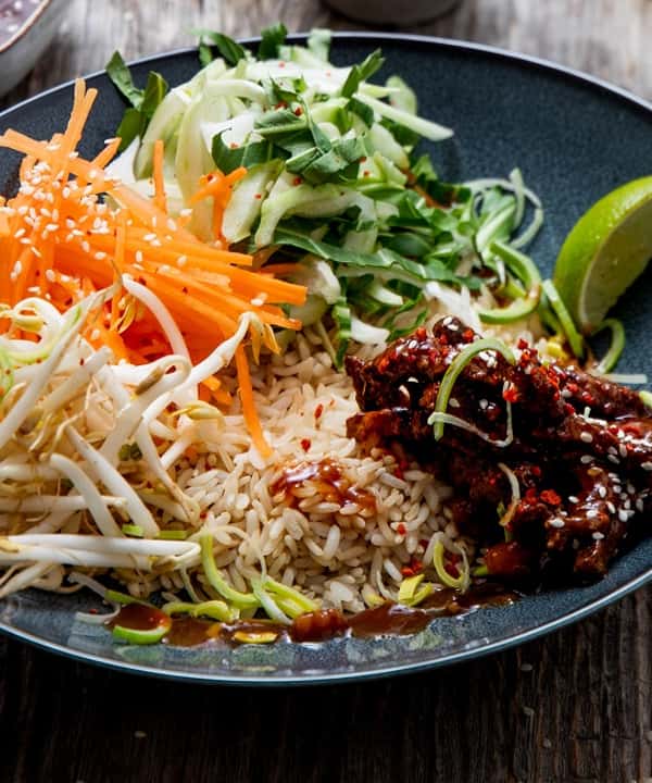 Bibimbap – koreansk streetfood med ris, grønnsaker og flatbiff