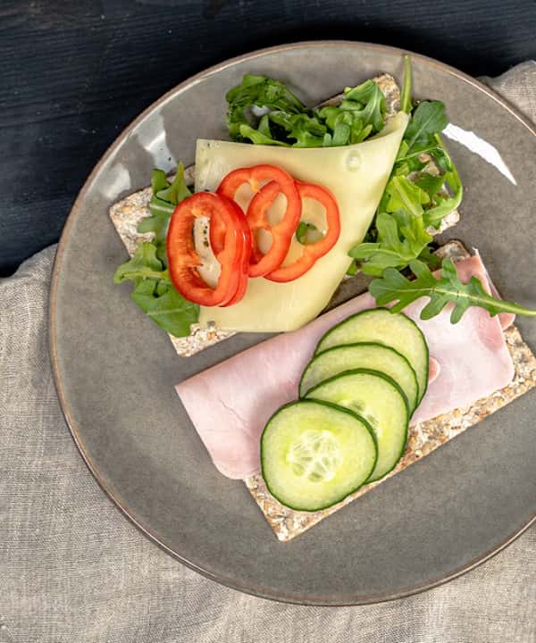Knekkebrød med Jarlsberg lettost og kokt skinke