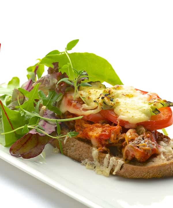 Ostesmørbrød med makrell i tomat