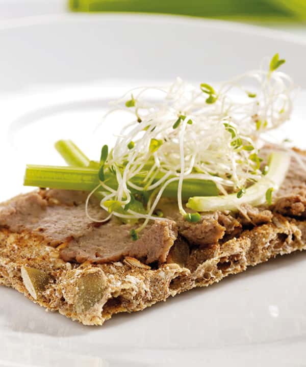 Knekkebrød med leverpostei og stangselleri
