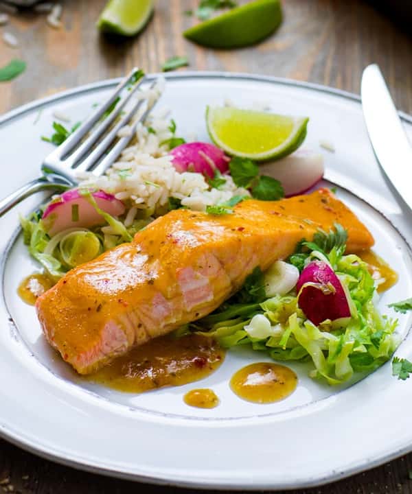 Laksefilet med pannestekt kål, fullkornsris og soya- og ingefærsaus