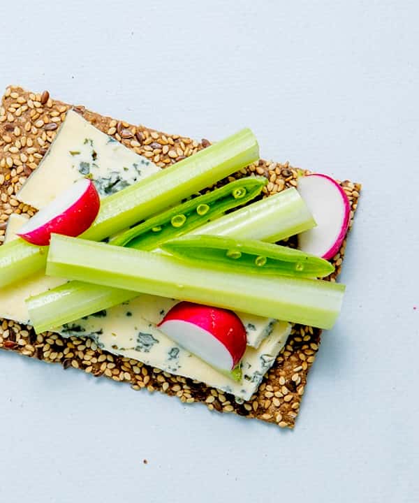 Knekkebrød med norzola og stangselleri