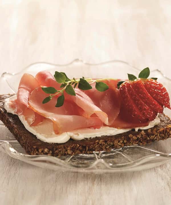 Rugbrød med kremost og spekeskinke