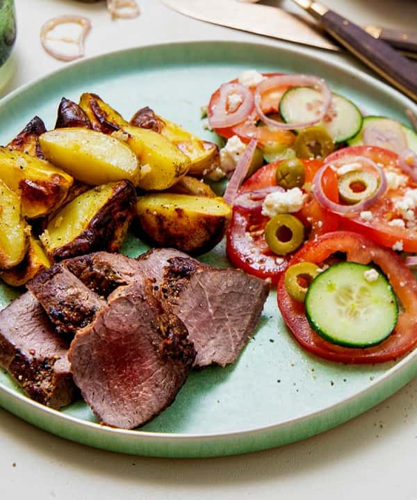 Ytrefilet av får med gresk salat og hvitløkspoteter