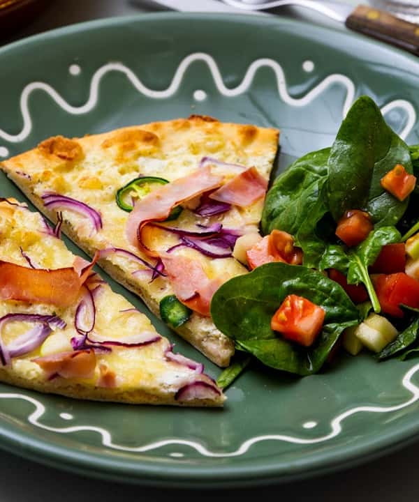 Hvit fullkornspizza med lettrømme, skinke, jalapeño og spinat