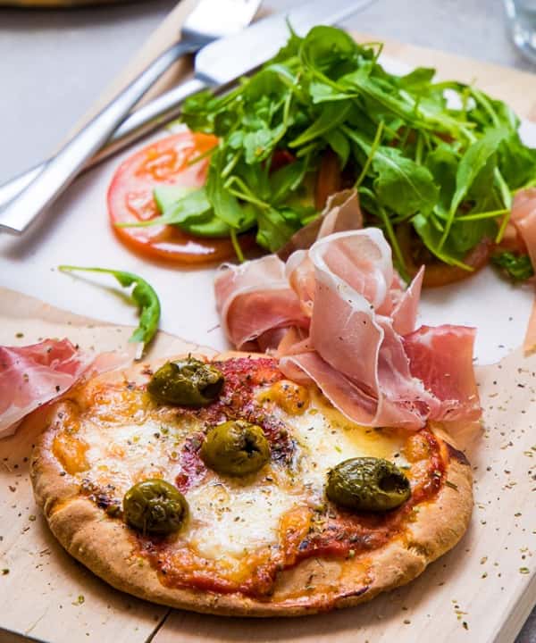 Fullkornspitapizza med parmaskinke og avokado- og ruccolasalat