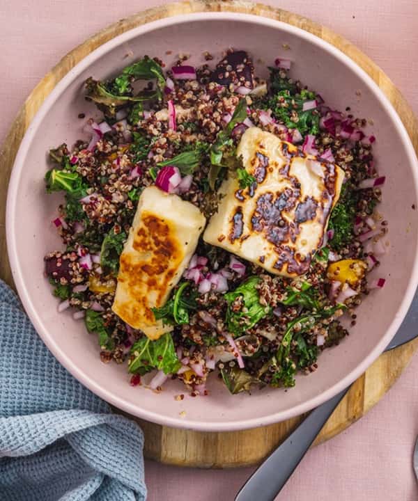 Quinoasalat med stekt halloumi, bakte beter og sprø grønnkål