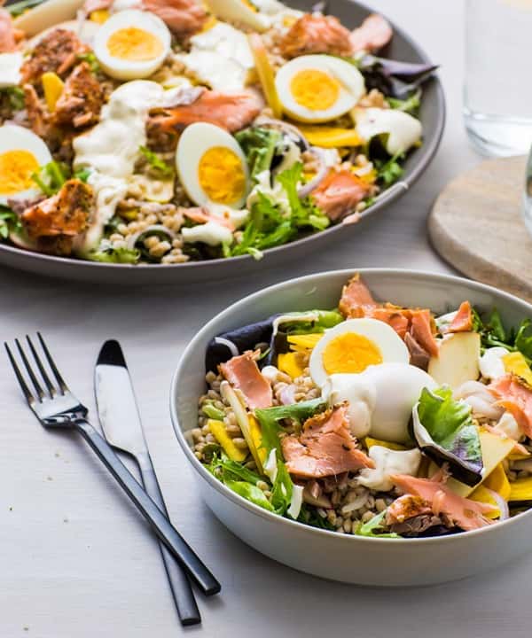 Byggkornsalat med varmrøkt laks og hjemmelaget pepperrotdressing