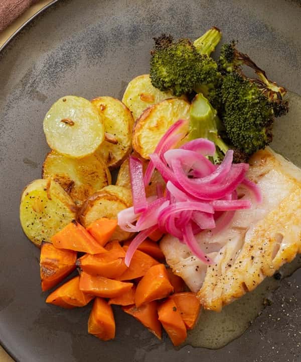 Lyrfilet med hvitløksbakte potetskiver og brokkoli, syltet rødløk og syrlig fiskesaus