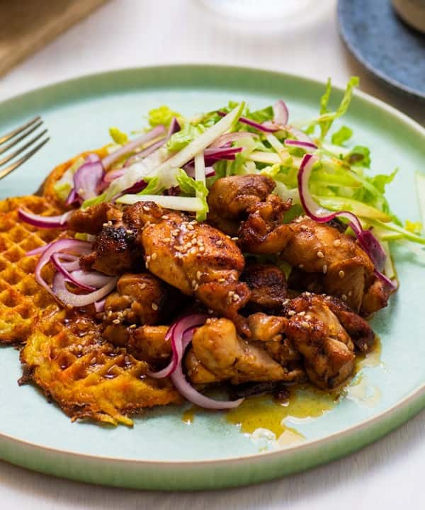 Grønnsaksvaffel med hvitløkstekt kylling og kinesisk wok- og dippsaus
