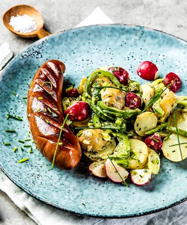 Magre kjøttpølser og fransk potetsalat med spinat