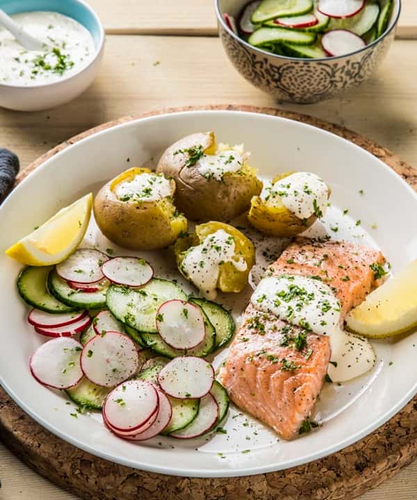 Pannestekt laks med agurksalat, poteter og urtedressing