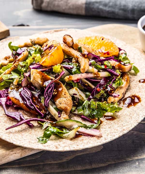Kyllingwraps med frisk rødkålsalat og hoisinsaus