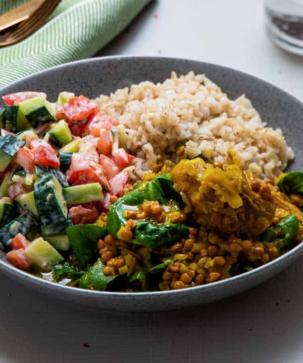 Srilankisk svinekjakecurry med spinat, fullkornsris og raitasalat